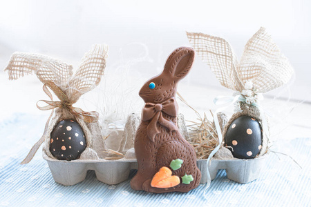 装饰精美的巧克力兔子复活节彩蛋。