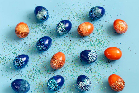 美丽的复活节蓝色背景与蓝色和橙色装饰