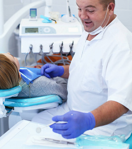 牙科诊所的医生和病人图片