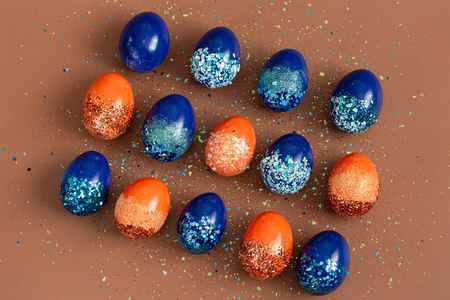 美丽的复活节背景与橙色和蓝色装饰彩蛋