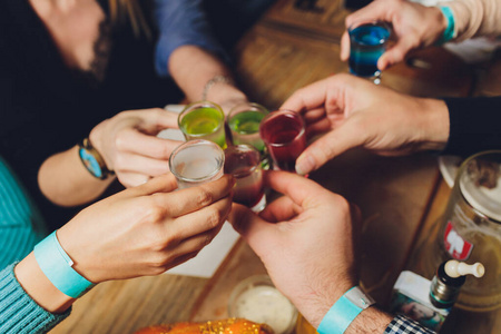 一组人在博克背景前用葡萄酒或香槟碰杯的特写镜头.老年人的手照片