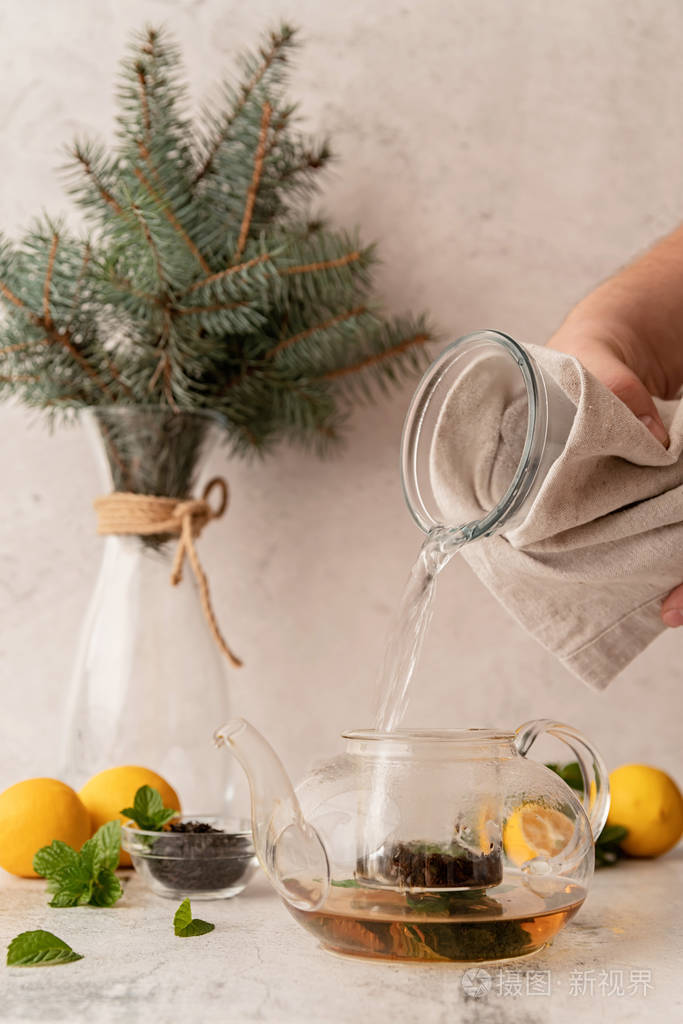 往茶壶里倒热水