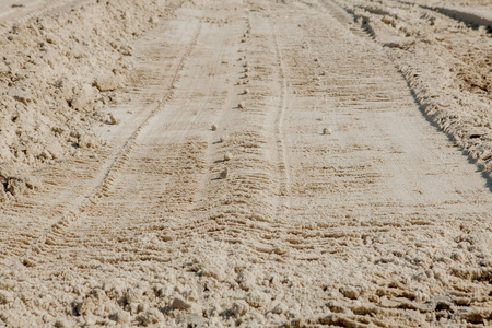 沙滩上一排排的沙子