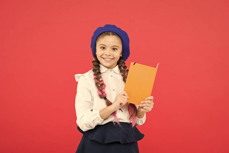 学法语.快乐的穿制服的孩子.戴法国贝雷帽的小女孩.国外教育.
