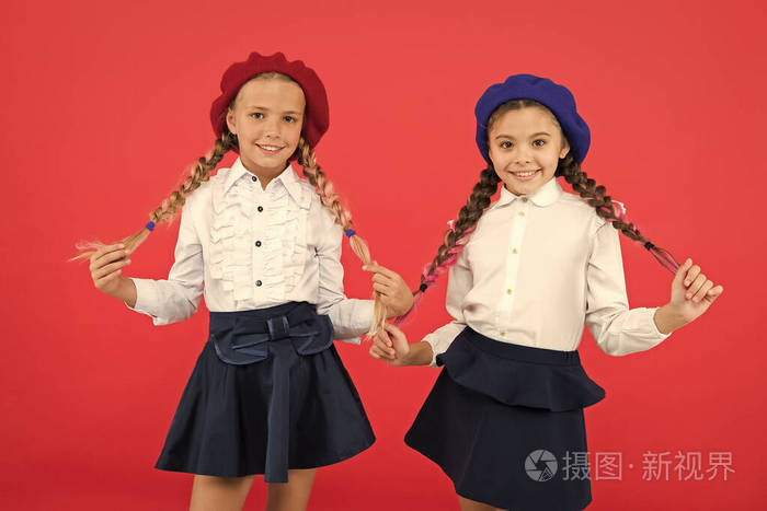 从学校就在一起 快乐的穿制服的孩子们 国际交换 学校计划 友谊和姐妹情谊 最好的朋友 戴着法国贝雷帽的小女孩 国外教育 童装照片 正版商用图片271afx 摄图新视界