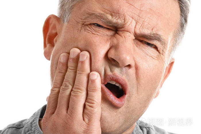 白色背景下的成年男人牙痛特写