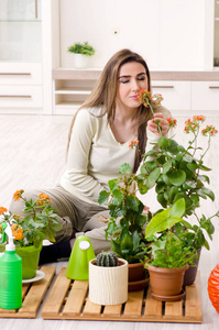 室内种植植物的年轻女园丁