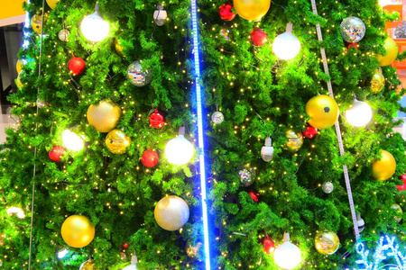 圣诞树上美丽的光球装饰图片
