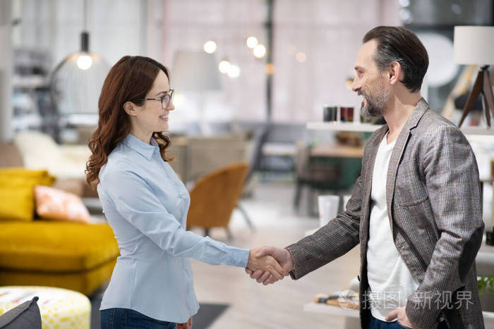 家具店经理会见新客户