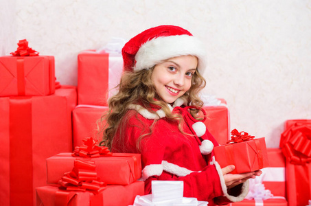 给她带礼物。打开圣诞礼物的包装。新年快乐概念。寒假传统。女孩庆祝圣诞节打开礼盒。开幕式圣诞礼物。圣诞礼物快乐的孩子