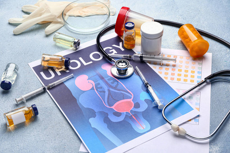 彩色背景上有泌尿生殖系统药物和听诊器图片的纸张