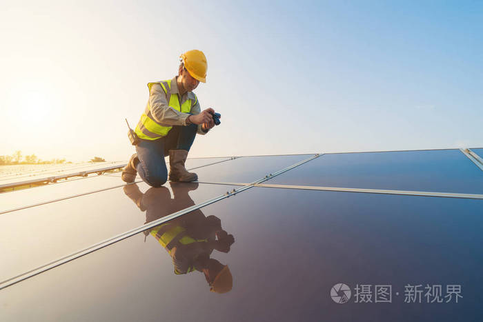 工程师或工人的肖像，带太阳能电池板或