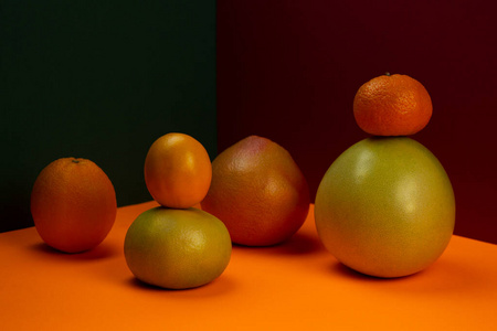 五彩缤纷的几何构图,三角形背景上有各种柑橘类水果.照片