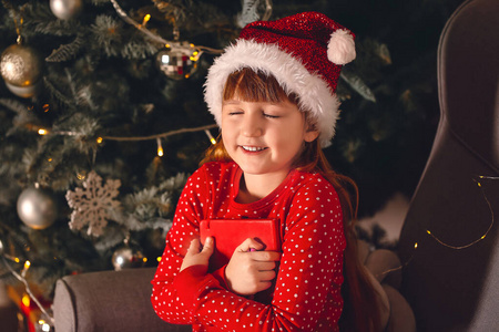 圣诞夜在家许愿的可爱小女孩照片