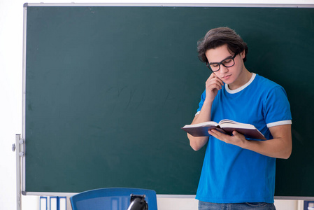 教室里的年轻男学生