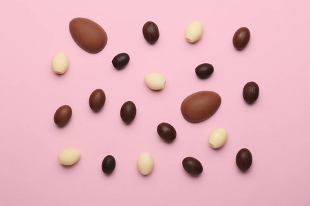 彩色背景巧克力复活节彩蛋