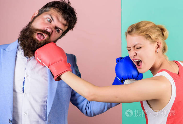 性别之争男女平等权利家庭争吵拳击手戴着手套打架支配概念两性平等