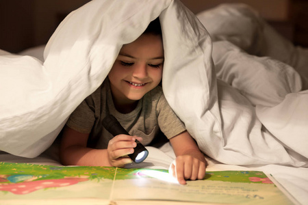 房间 童年 童话 放松 微笑 文学 可爱极了 学习 毯子