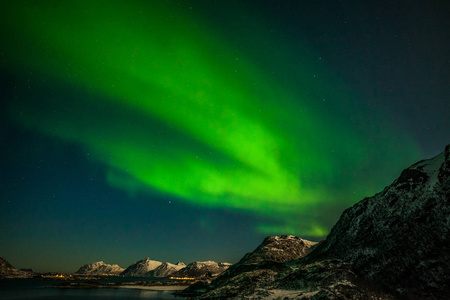 冬季景观有极光，大海有天空反射和雪山。自然，洛弗顿群岛，挪威。