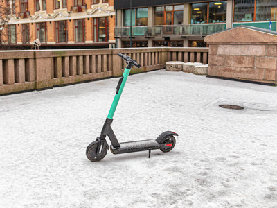 脚踏车站在冰雪覆盖的场地上图片