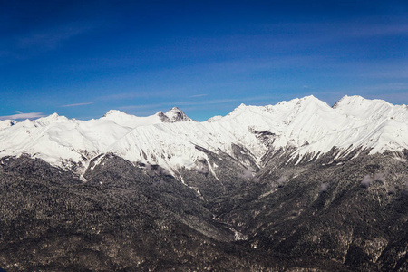 山顶雪山冬季滑雪场