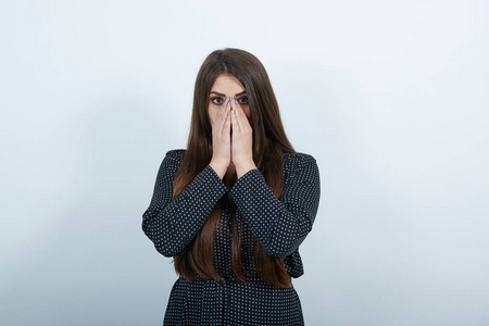 震惊的白人女子,双手捂住鼻子,臭味难闻.照片