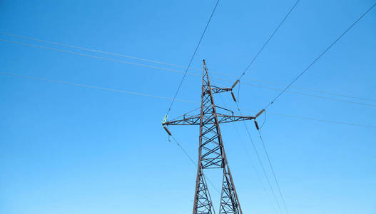 蓝天上的电力线。高压铁塔