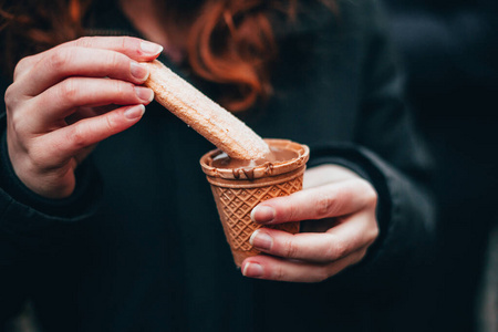 巧克力市场上有圣诞摊位和摊位,许多人站在人群中喝着热腾腾的葡萄酒