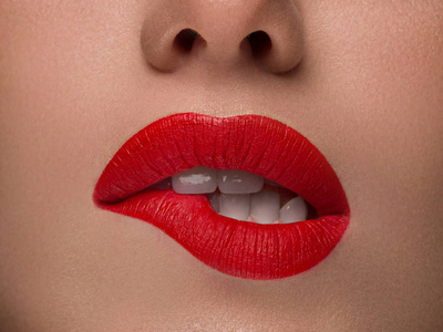 美女热情地咬着嘴唇,洁白的照片