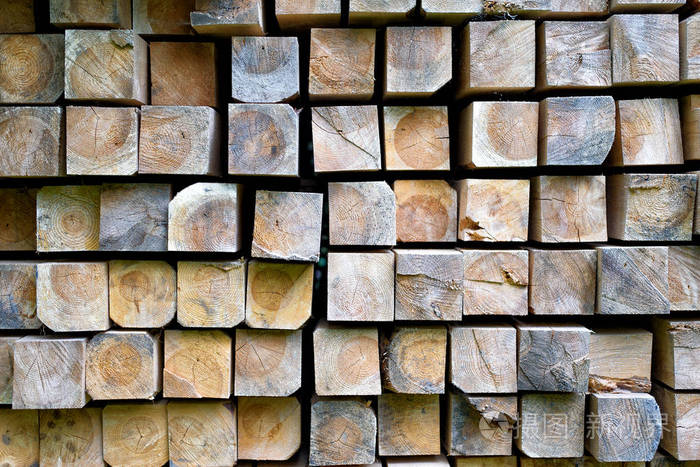 仓库里堆满了木条方形截面叠合木梁