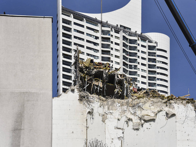  Dismantling of a house.