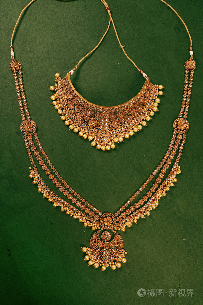正宗的印度传统珠宝项链在深色背景上.