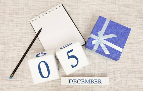 12月5日的立方日历和礼品盒，旁边有一个铅笔笔记本