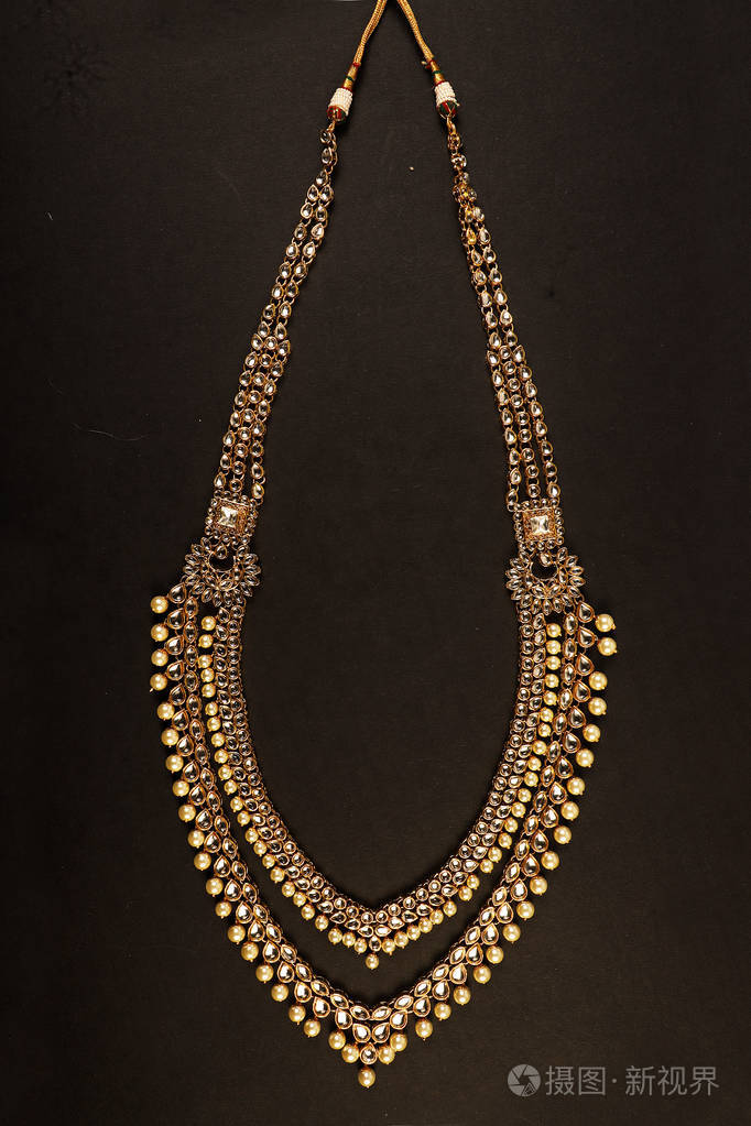 正宗的印度传统珠宝项链在深色背景上.