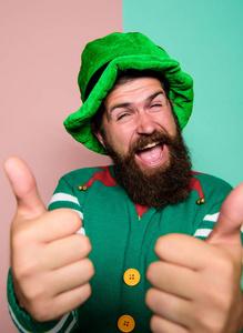 为成功竖起大拇指。冬季狂欢节。爱尔兰酒吧派对。圣帕特里克节。戴着绿色胡须的快乐帽。圣诞精灵。庆祝快乐。快乐的留胡子的人玩得开心。