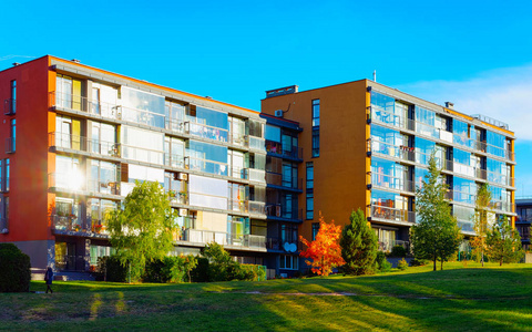 公寓住宅住宅立面建筑和室外设施阳光反射