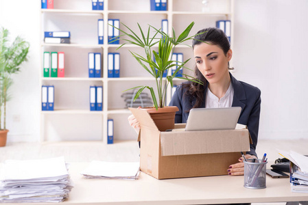 年轻女员工被解雇照片