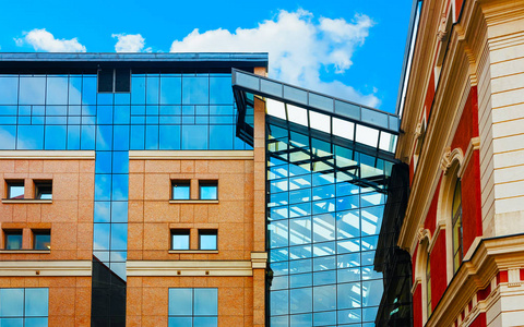 里加反射城市中心的现代玻璃建筑