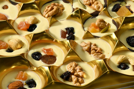 风味水果,糖果甜点多彩在玻璃上 wh干的樱桃番茄蜜饯水果蛋糕与葡萄干