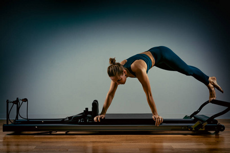 女孩在做普拉提图片