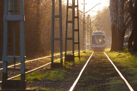 镜框里有灯光.铁路在城市公园的环境中靠近森林,铁轨在格拉斯照片