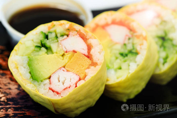 各种各样的寿司 黄瓜卷 海白菜和三文鱼卷 日本生鱼片寿司 卷与三文鱼鱼子在特写图片 亚洲风味的东布里 虾和大米在特写图片 一盘虾或照片 正版商用图片2728 摄图新视界