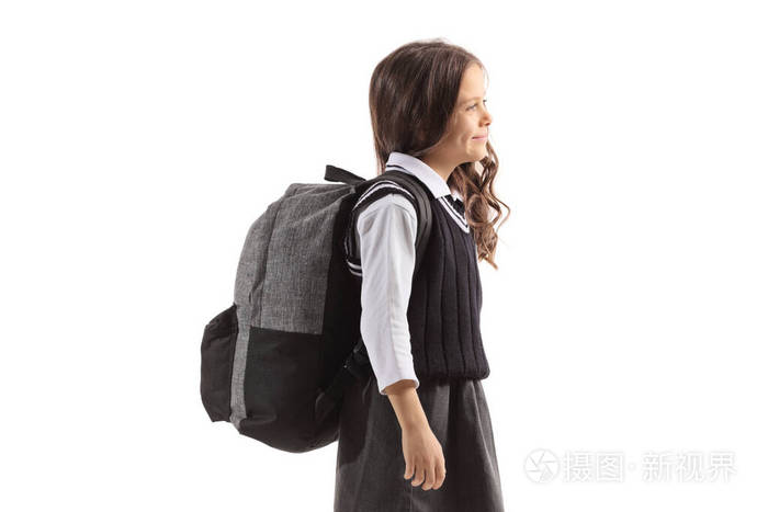 一名背着背包的女学生的侧面照片