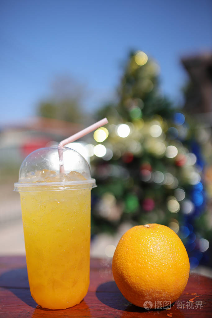 桌上放橘子汽水