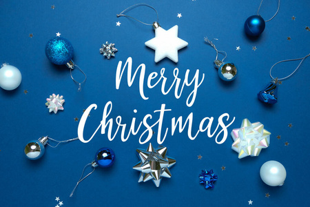 圣诞背景与装饰和礼品盒在深蓝色背景