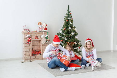 节日和礼物的概念一个幸福的家庭肖像在圣诞节时间开幕礼物