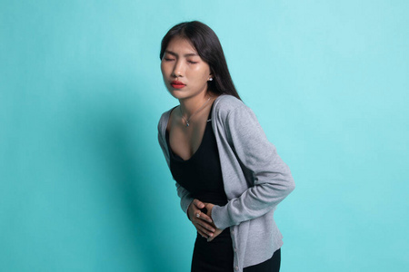 胃痛的亚洲女人图片