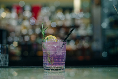 柠檬和冰的紫色酒吧鸡尾酒