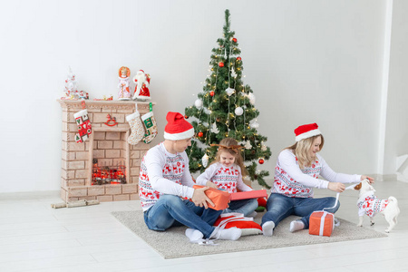 节日和节日概念圣诞树上的幸福家庭肖像