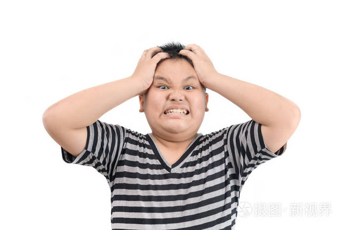 愤怒的尖叫肥胖的胖男孩疯狂的举起拳头沮丧而富